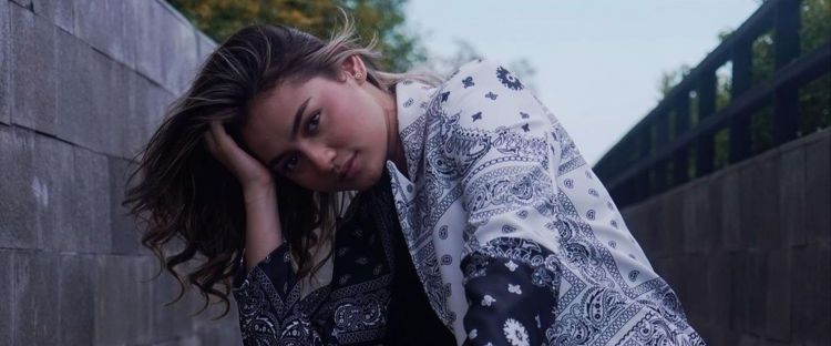 6 Step daily makeup ala pesinetron Rachquel Nesia ini tampak flawless dan natural