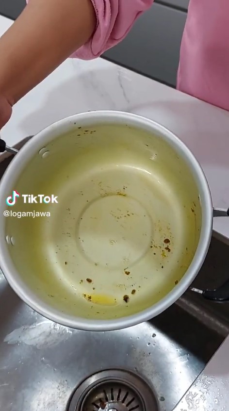 Nggak pakai sabun, ini trik simpel bersihkan noda kunyit di panci