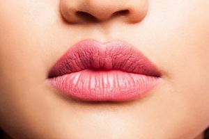 Hanya 3 cara, begini tutorial mendapatkan efek tampilan bibir tebal