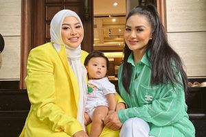 Potret kebersamaan 9 seleb dan ibu usai berseteru, Indah Permatasari digandeng di acara lamaran adik