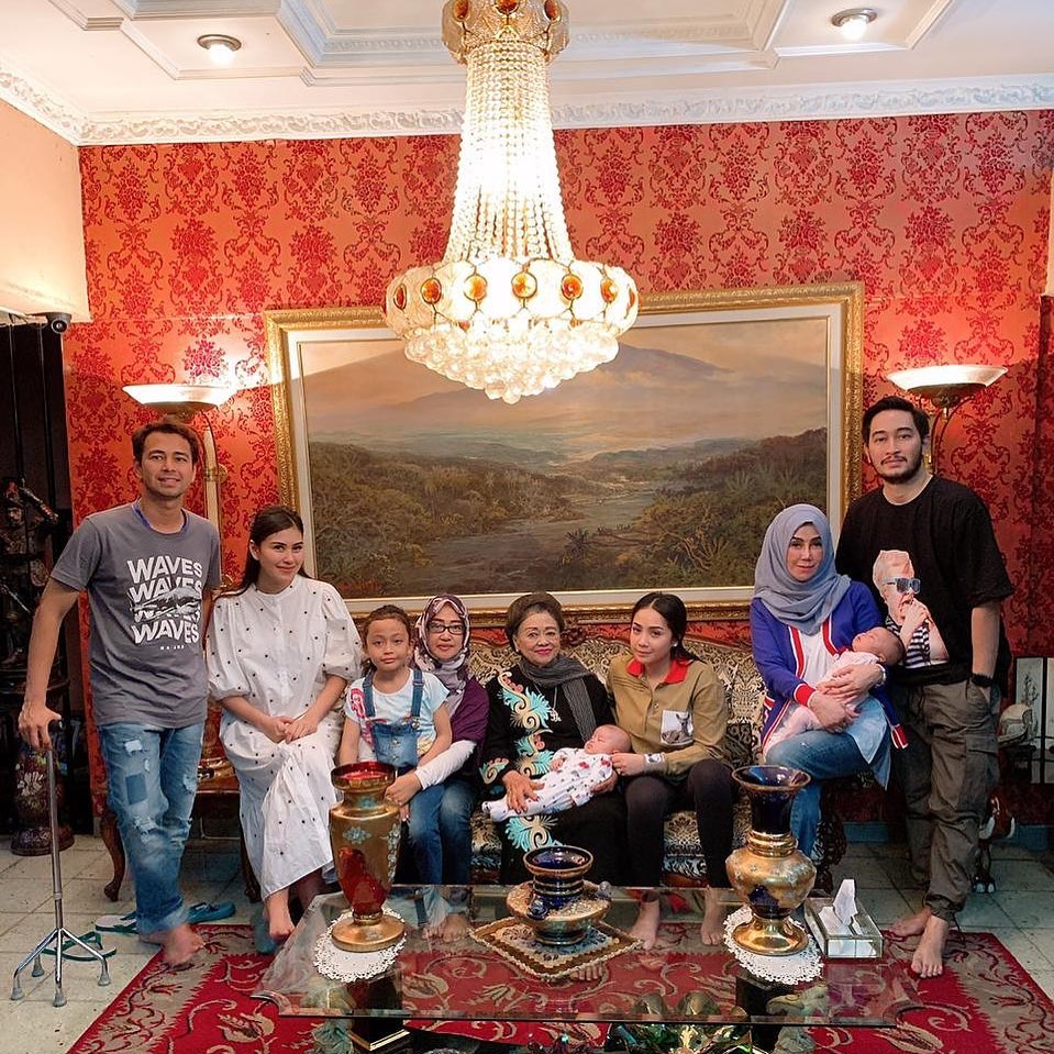 Dampingi sang nenek ke peristirahatan terakhir, ini 8 momen kebersamaan Raffi Ahmad dan Mami Popon