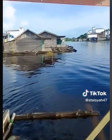 Rumah kayu di atas sungai ini dari luar tampak estetik, penataan dalamnya juga bikin takjub