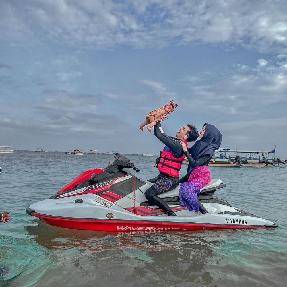 Ajak baby Moana naik jetski di laut, Ria Ricis dianggap bahayakan keselamatan anak