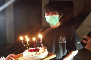 Momen Tiko anak Ibu Eny yang ODGJ diberi kejutan ultah, ekspresinya tuai haru warganet