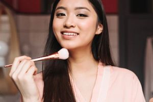 Cara atasi hasil concealer berwarna abu-abu, cukup gunakan satu produk