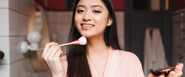 Cara atasi hasil concealer berwarna abu-abu, cukup gunakan satu produk