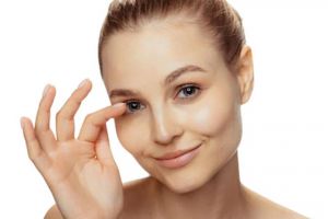 Trik gunakan highlighter pada hidung yang benar ini bikin riasan wajah tampak cerah