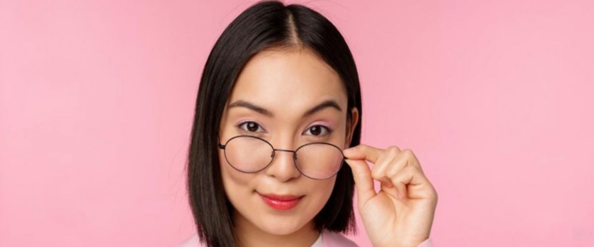 Tips Makeup Untuk Wanita Berkacamata Ini Antiluntur Dan Bikin Penampilan Lebih Stunning