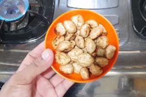 Tak banyak yang tahu, ini trik menyangrai biji kemiri agar matang merata dan aromanya keluar