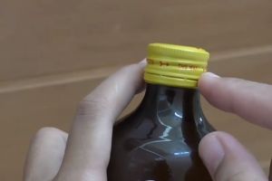 Cuma pakai karet, ini trik mudah membuka tutup botol yang licin
