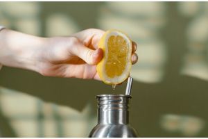 Tanpa alat peras khusus, ini trik memeras lemon agar airnya keluar banyak