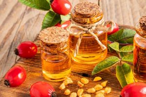 10 Rekomendasi rosehip oil harga mulai dari Rp 100 ribu, jaga kelembapan kulit