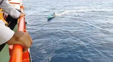 Aksi heroik ayah jemput anak perempuannya yang telat turun dari kapal, hingga bikin penumpang kagum