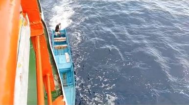 Aksi heroik ayah jemput anak perempuannya yang telat turun dari kapal, hingga bikin penumpang kagum