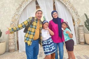 Sempat tak ingat nama anaknya, ini 11 momen hangat Indra Bekti bareng kedua buah hati