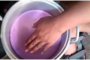 Jangan dibanting, ini trik jitu mengeluarkan piring plastik yang tersangkut di panci