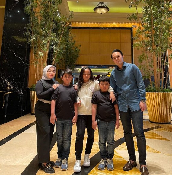 Muzdalifah kembali unggah kebersamaan dengan Fadel Islami, tepis isu berpisah?