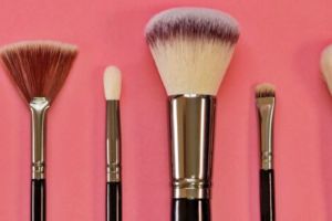 7 Langkah bersihkan brush makeup agar wajah bebas iritasi, pilih pembersih yang lembut