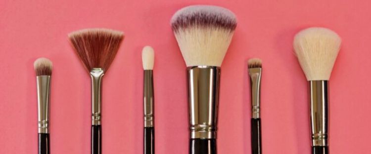 7 Langkah bersihkan brush makeup agar wajah bebas iritasi, pilih pembersih yang lembut