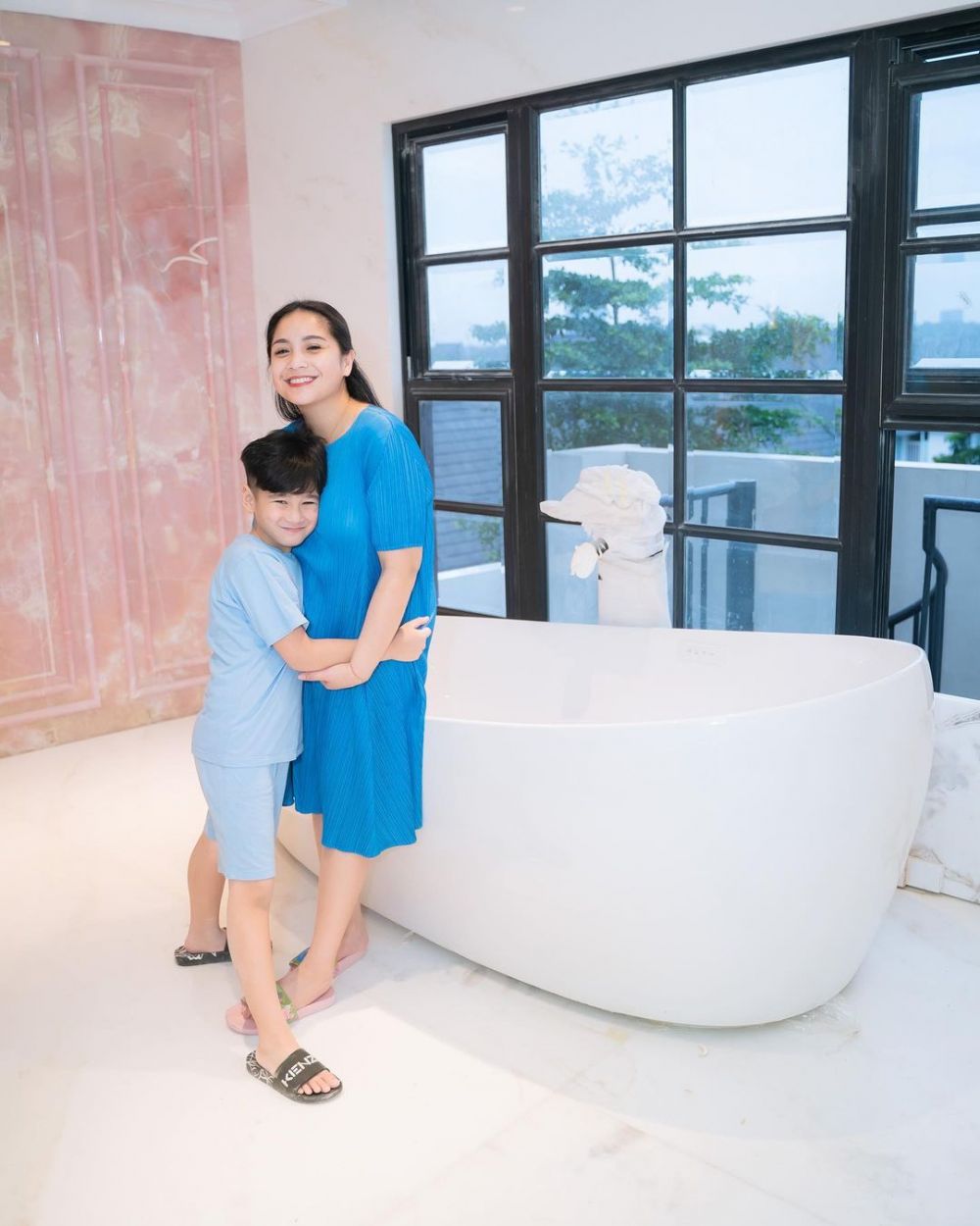 Pertama kali diajak makan sate di pinggir jalan, Rafathar bingung tak tahu lontong