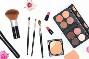Tak perlu beli baru, 6 tips perbaiki palet makeup yang pecah ini mudah dan simpel