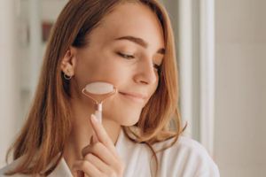 Jangan asal pakai, begini 5 cara gunakan face roller yang benar agar wajah tampak cerah