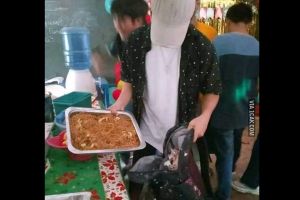 Diam memandang bergerak ambil rendang, 11 potret lucu orang makan di kondangan ini bikin senyum tipis