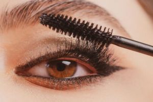 Jangan dibuang, ini cara mencairkan maskara kering dan menggumpal agar bisa digunakan kembali