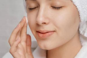 Cara simpel pakai toner seperti wanita Korea ini bikin wajah tampak berseri