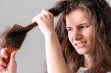 Pakai bahan simpel, cara mengurai rambut setelah disasak ini antisakit dan bebas rontok