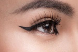 Jangan asal digosok, ini trik bersihkan maskara dan eyeliner waterproof agar bulu muta tak rontok