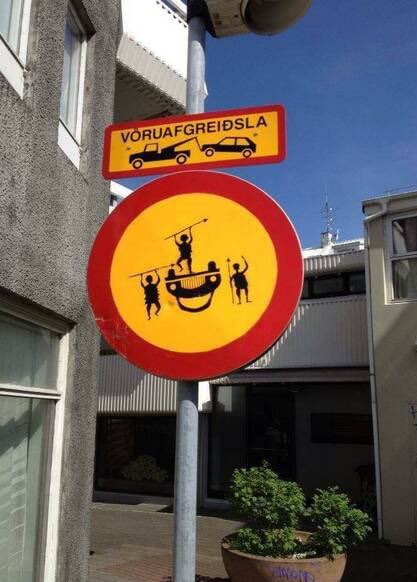 13 Potret plang di jalanan ini penampakannya nyeleneh abis, gambarnya bikin dahi berkerut