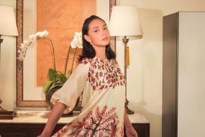 Miliki riasan tetap on point selama seharian, simak trik retouch up makeup ala Adinia Wirasti