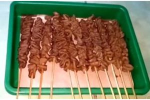 Bukan langsung digoreng, ini cara menghangatkan baceman sate yang sudah terlalu hitam