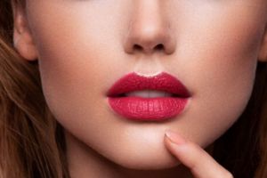 Tanpa filler, trik bikin bibir tampak tebal pakai lip liner ini hasilnya lebih natural