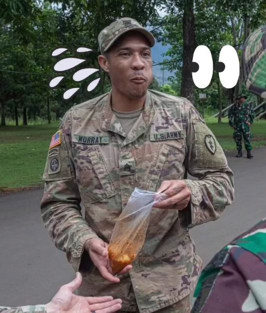 Momen tentara Amerika Serikat jajan cilok dan siomay di Indonesia, responnya di luar dugaan