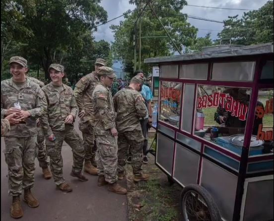 Momen tentara Amerika Serikat jajan cilok dan siomay di Indonesia, responnya di luar dugaan