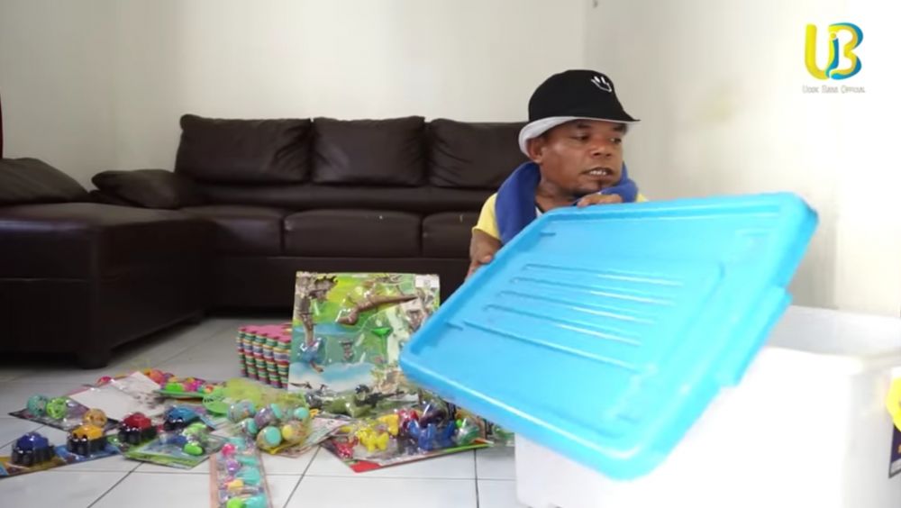 Akui sepi job syuting, intip 15 potret terkini Ucok Baba jualan lato-lato