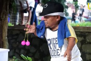 Akui sepi job syuting, intip 15 potret terkini Ucok Baba jualan lato-lato