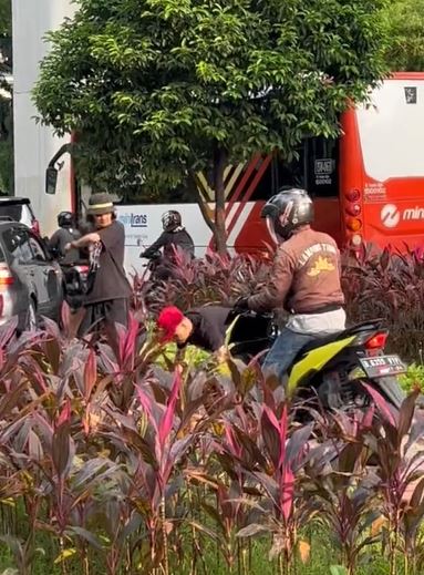 Aksi pemuda push up di atas skateboard halangi pengguna motor yang lewat trotoar, banjir pujian