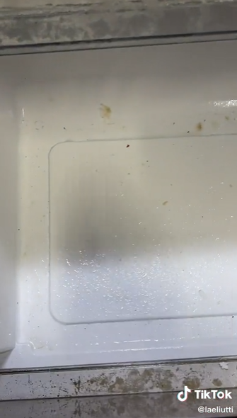 Pakai dua bahan, ini trik membersihkan noda di rak kulkas biar kinclong