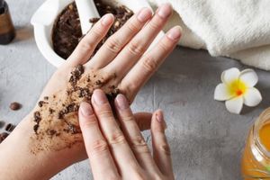 Cukup pakai 2 bahan alami, simak cara membuat body scrub untuk cerahkan kulit
