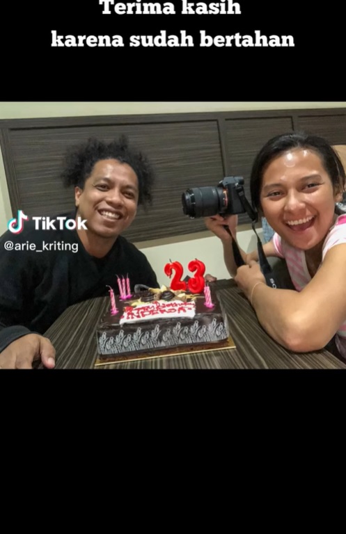 Ungkapan haru Arie Kriting untuk Indah di anniversary ke-2: terima kasih sudah bertahan meski berat