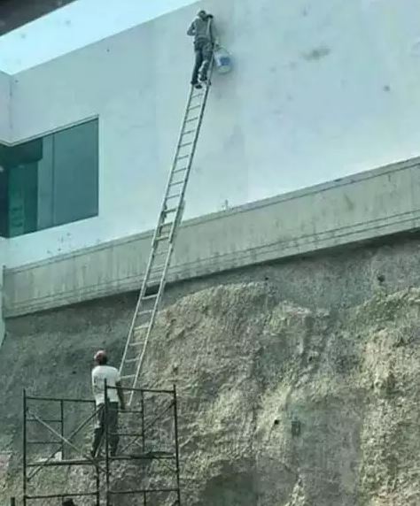 13 Tingkah absurd kuli bangunan saat bekerja ini kompak, tapi kok kepikiran ya?