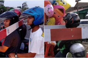 Jangan coba-coba, 11 momen kocak pengendara di perlintasan kereta api ini ada-ada aja tingkahnya
