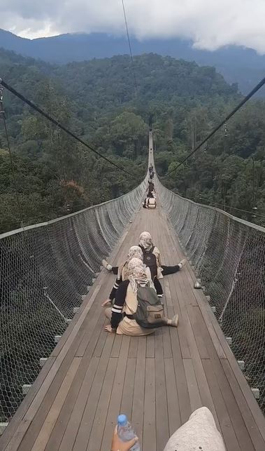 Penampakan jembatan gantung di Bandung ini goyang-goyangnya bikin kaki gemetar