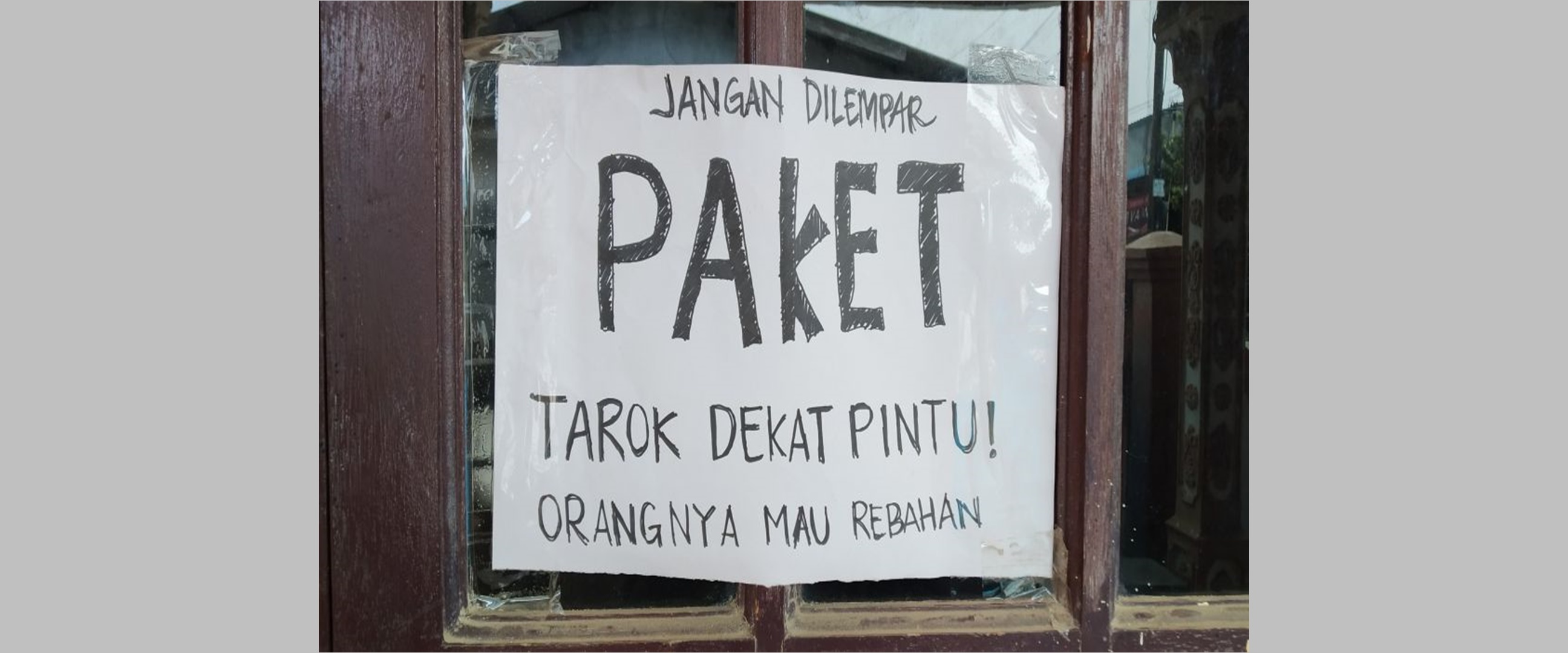 11 Pemberitahuan absurd dari pelanggan untuk kurir paket di depan rumah, bikin geleng kepala