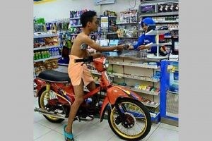 11 Tingkah nyeleneh orang pas buru-buru di jalan, ada-ada aja akalnya