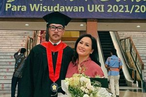 Sukses raih gelar sarjana hukum di usia 56 tahun, ini 11 transformasi Ferry Salim