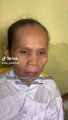 Wanita usia 50 tahun ini dirias MUA jadi manten, potret transformasinya bikin lupa wajah asli
